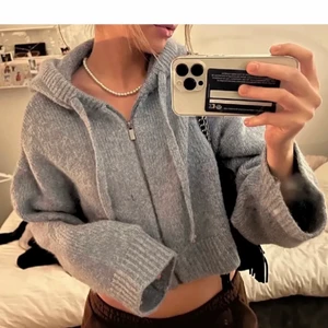 Stickad tröja zara - Säljer nu min fina stickade tröja från zara då den inte kommer till användning så mycket. Använd endast 3 gångener så i super fint skick. (Inte mina bilder)❤️