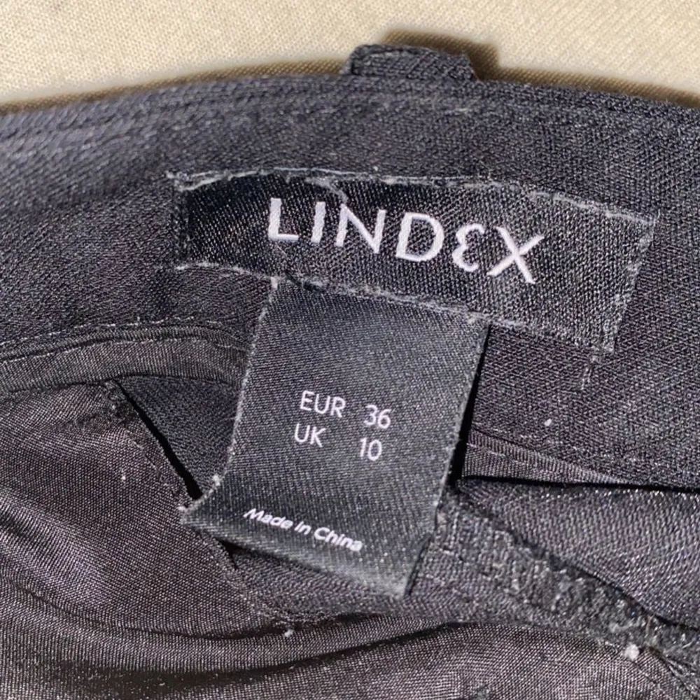Kostymbyxor från Lindex i storlek 36, jag är 178 och dom sitter bra i längden på mig. Säljer dom för 150kr. Jeans & Byxor.