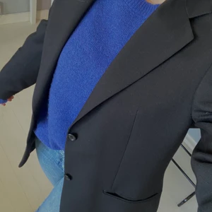 Svart blazer - Skitsnygg svart blazer i nytt skick🤩🤩 knappt använd. Passar mig som har S men skulle funka till person upp till L beroende på om man vill att den ska vara oversized. Den har  lite axelvaddar men syns knappt. 150kr eller högre bud!! köparen står för frakten.