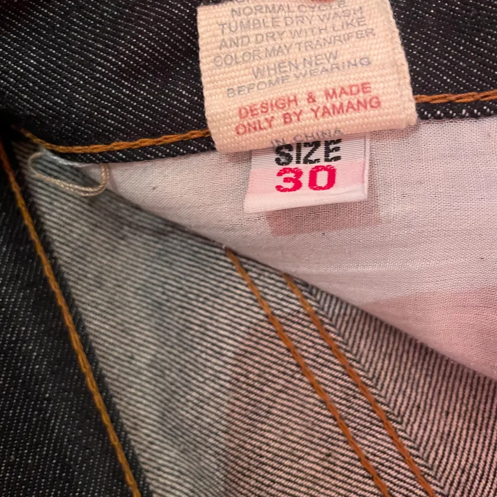 Evisu jeans köpta på plick som inte kommer till användning. De är för långa på mig som är 157 cm och sitter inte perfekt vid midjan då jag har strl 28 men det går lätt att fixa med skärp! Innerbenslängden är 83 cm!!ÄKTA!! lägger ut igen på g av oseriösa köpare. Jeans & Byxor.