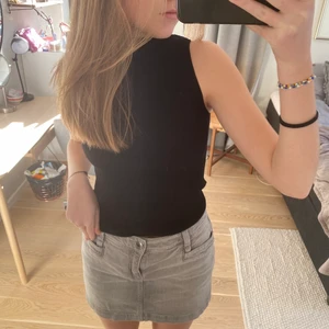 Ribbstickat linne - Säljer detta svarta ribbstickat linne som har en liten turtleneck. ❤️❤️❤️aldrig använt storlek:xs