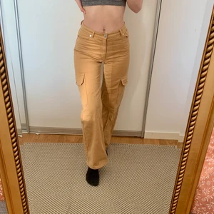 Monki gulbeiga byxor stl 27  - Coolaste cargo pantsen i jeansmaterial från monki 2 år gamla, knappt använda då dom är lite för små för mig. I stl 27, motsvarar stl 34 eller XS-S. 100% bomull. 