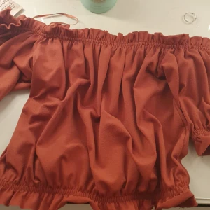 Off shoulder top - En jätte fin röd / orange schruched off shoulder top från gina tricot. Har inte använt den för tyckte intw den passa mig så jätte bra. Det står XS på tröjan men den går nog också bra som S ✨️ (+ frakt)