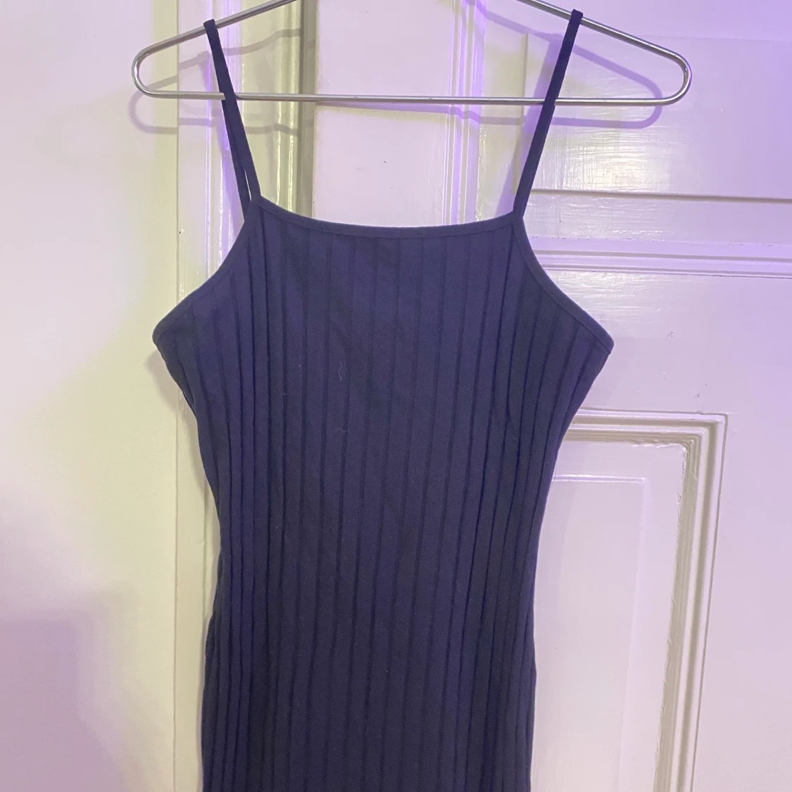 Svart liten ribbad klänning i M - 90