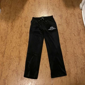 Juciy couture byxor storlek M  - Svarta Juciy couture byxor helt nya. Oanvända och har fortfarande prislappen på. Har en vit text på baksidan och en liten test på vänstra låret på framsidan. Lite lång på mig då jag är 165 och har  storlek M , men hade funkat perfekt på någon som är lite längre än mig. Köpta för 750kr. 