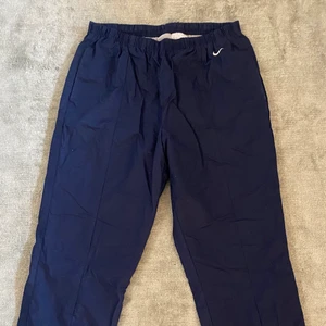 Nike byxor  - Nike byxor köpta på en vintage affär. Dom är i storlek XS och det finns en dragkedja längst fram vid ändarna om man vill dra upp dom. 