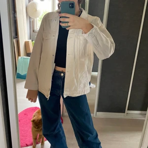 Vit jeansjacka - En så fräsch vit jeansjacka från monki i storlek S, men pga dess  oversize modell skulle jag säga att den passar xs-m. Den har bra och stora fickor (!!) i sidorna förutom de vanliga en jeansjacka brukar ha också☺️