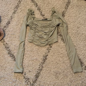 Superfin topp! - En fin topp din SHEIN, perfekt att ha till vår/sommar. Aldrig andvänd, i nyskick. I en väldigt fin trendig grön färg. För mer bilder skicka ett meddelande.
