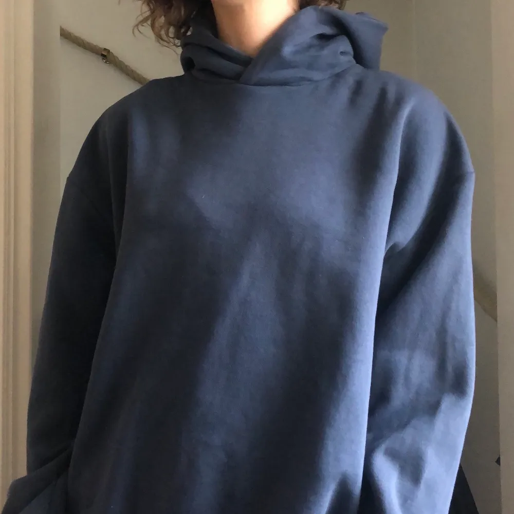 Blå oversized hoodie från Weekday. Storlek XS men pga oversized så passar den nog upp till M. Köpt för ett år sen men knappt använd så i så gott som nyskick. . Hoodies.