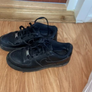 Nike air force  - Nike air force 1 svart från zalando storlek 38 säljas för 200kr