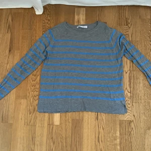 Randig tröja  - En trendig randig tröja från zara har ingen användning av den längre så därför säljs den 