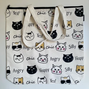  Tygväska med tryck  - Mått: 40 x 41 cm. Väskan köptes för 5 år sedan men oväntat. 