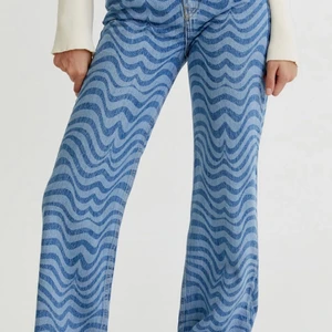 Populära Pull & bear jeans strl 36 - Aldrig använda jeans från pull & bear. Normal 36:a. Passar en 25-26:a i jeansstorlek. Men även mindre om man vill ha dem baggy!