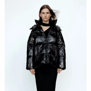 Glansjacka - Säljer min superfina Zara jacka då den inte kommer till användning. Använd fåtal gånger och är i jätte bra skick. Storlek S men stor så passar även M!!💕 köpt för 699kr, säljer för 450 inklusive frakt!