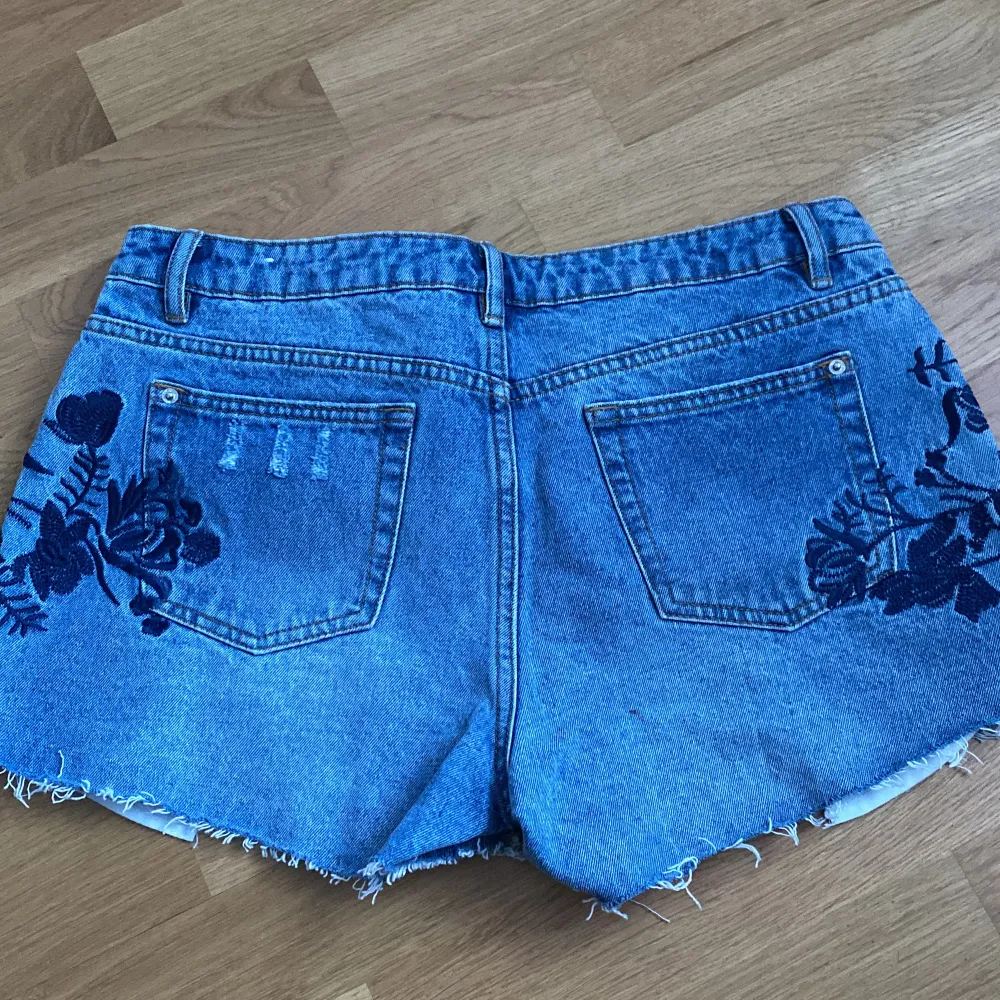 Ett par jeans shorts med fina tryck på både fram- och backsida. Använt 2 gånger. Storlek: 40. Anledning till varför jag säljer de är för att de är för stora. Om ni har flera frågor är det bara att höra av er :) . Shorts.