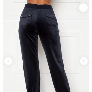 Juicy Couture  - Lägger ut igen pga köparen ångrat sig! Ett par juicy byxor i färgen Night sky, storlek M nästan oanvända! Köpta från Juicy Coutures egna sida.💘💘
