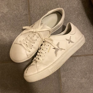 Axel arigato clean - Lägger upp igen❤️ använda ett fåtal gånger och är i mkt bra skick, säljes då dom tyvärr inte kommer till användning!