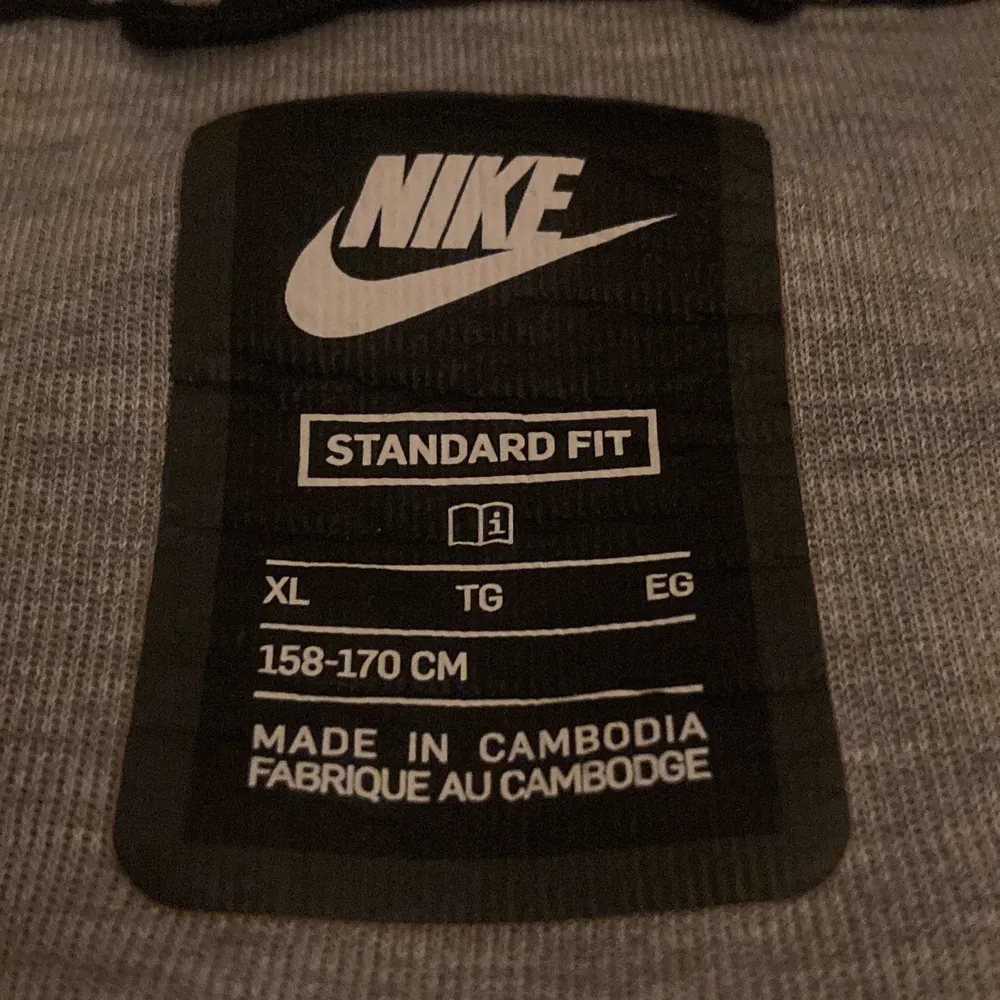 Säljer min gråa Nike tech fleece som är för liten på mig nu. Hoodies.