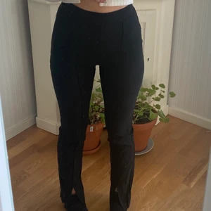 Slimfit kostymbyxor midrise - Svarat s byxor. Super bra och “flattering” i formen. 