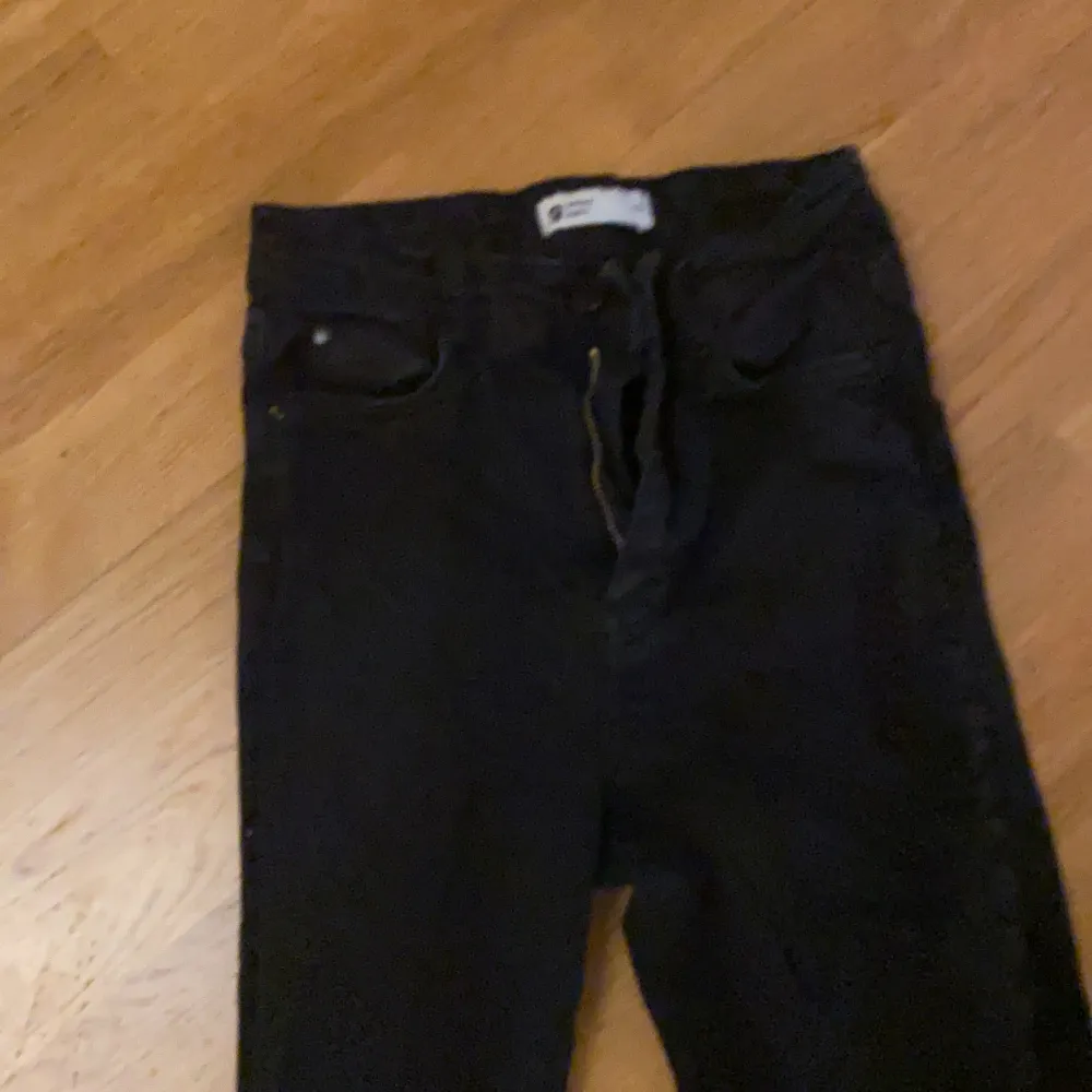 Det är det svarta jeans och min tajt det är tajta och så blir de långa och för ett barn. Jeans & Byxor.