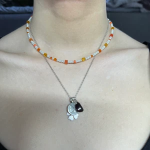 pärlhalsband  - Egengjort pärlhalsband av båda plast och glaspärlor! Finns en liten förlängningskedja på halsbandet, så det är ungefär 38-42cm långt! Frakten på 14kr ingår i priset💖