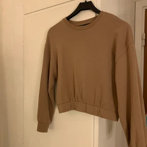 Sweatshirt  - Kort sweatshirt ifrån Zara! Färgen brun🤎 jätteskönt! Storlek M. Kom ej till användning, skicket är jättebra⭐️😀