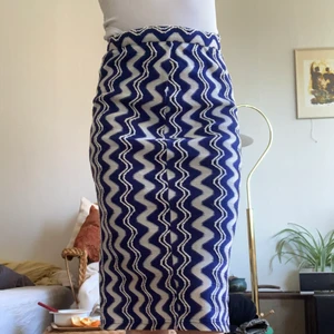 Kjol, midi skirt - Kjol i ett härligt mönster från & other stories!