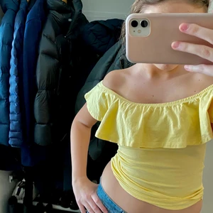 Gul volang topp - Säljer denna fina somriga topp ifrån Gina som är supersöt! Passar superbra nu inför våren och sommaren!!