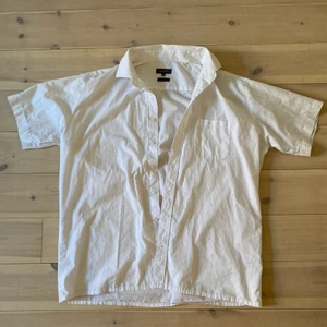 Kortärmad skjorta - Kortärmad, luftig skjorta i vitt. Sitter supersnyggt och oversize!