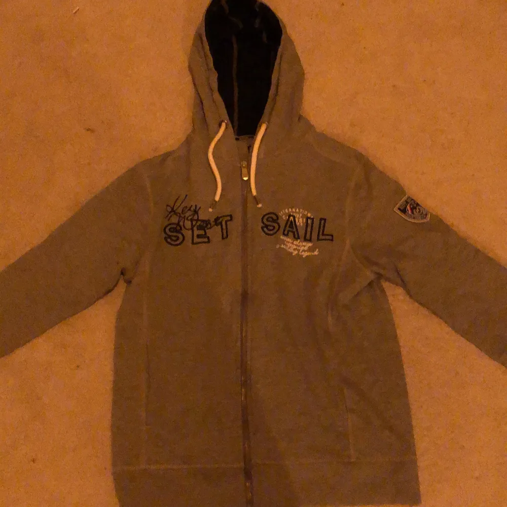 Zip hoodie från HERON, säljer pga aldrig använd. Storlek S men är lite oversized. Kan frakta.🤗. Hoodies.