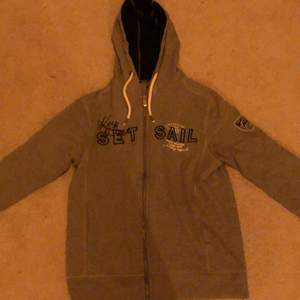 Zip hoodie från HERON, säljer pga aldrig använd. Storlek S men är lite oversized. Kan frakta.🤗