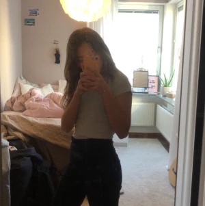 HM - Utsvängda tights från hm som är i bra skick men använda! Köpta för runt 200 kr! Kontakta för fler bilder/frågor