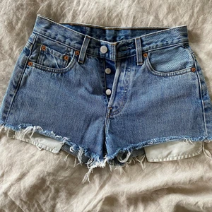 Levi´s jeansshorts. High waist, stl 27 - Levi´s jeansshorts. High waist och en superfin passform. Stl 27, men upplevs snarare som en 25/26. Säljer dem pga för liten stl. Använda vid ett fåtal tillfällen.