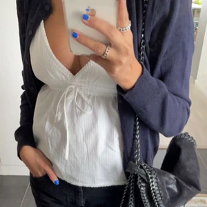 Topp - Säljer en super fin topp☺️ ( bilden är inte min) storlek s men passar m,s,xs. kom privat eller i chatten om ni är intresserande 💕 högsta bud: 380