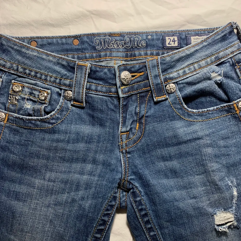 Väldigt fina miss me jeans som jag älskar!💕 Massor av snygga detaljer och har slits som gör dem utsvängda . Jag bär xs och dem passar perfekt i midjan  på mig💕 kontakta gärna mig så kan jag skika mer bilder, mått osv. 💕 . Jeans & Byxor.