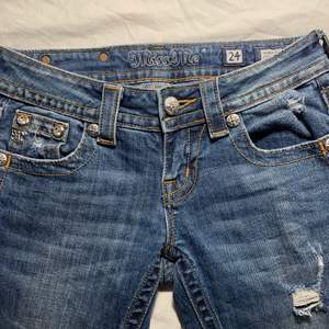 Väldigt fina miss me jeans som jag älskar!💕 Massor av snygga detaljer och har slits som gör dem utsvängda . Jag bär xs och dem passar perfekt i midjan  på mig💕 kontakta gärna mig så kan jag skika mer bilder, mått osv. 💕 