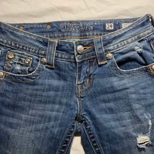 Miss me jeans lågmidjade xs - Väldigt fina miss me jeans som jag älskar!💕 Massor av snygga detaljer och har slits som gör dem utsvängda . Jag bär xs och dem passar perfekt i midjan  på mig💕 kontakta gärna mig så kan jag skika mer bilder, mått osv. 💕 