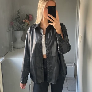 Skinnjacka strl M  - En oanvänd snygg skinnjacka ifrån Mq i strl M men passar även strl S. 