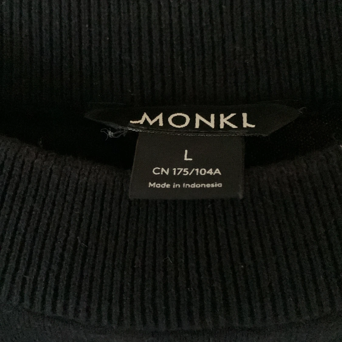 Stickad tröja med abstrakt motiv - 90