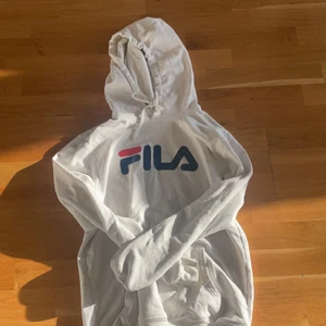 Vintage tjocktröjor - Fila hoodie: storlek: S köpt för 600kr cond: bra använt skick. 100 jr                                                                            Lacoste sweatshirt: storlek 170 cm sitter som S bra använt skick 80 kr                                                              Levi’s hoodie: storlek: s sitter som M köpt för 800 kr knappt använd 200 kr