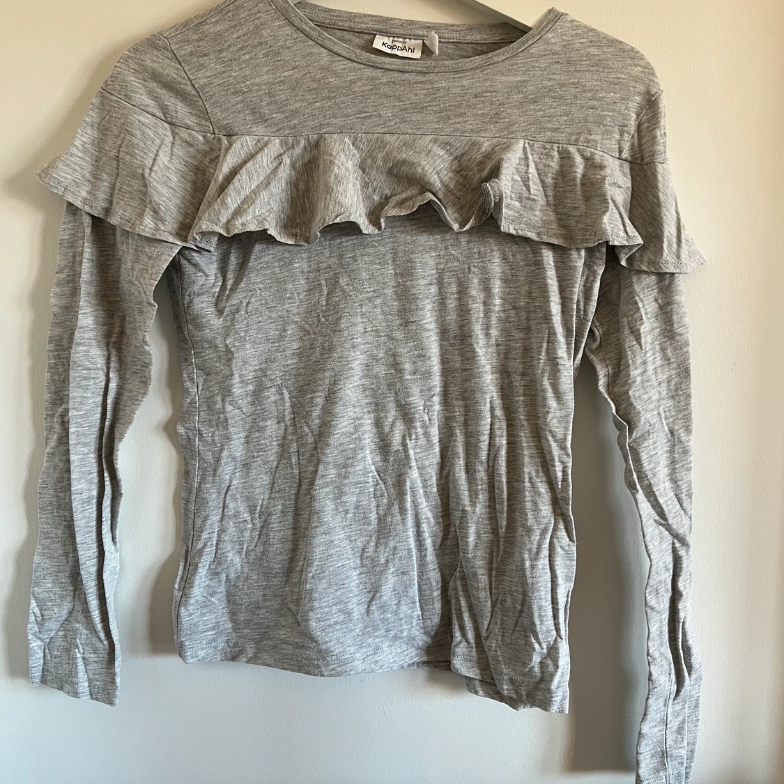 Grå tröja med volang 