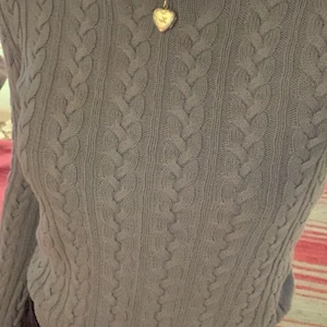 Tröja - Säljer min supergulliga, baby blå, stickade tröja💙 Väldigt sparsamt använd