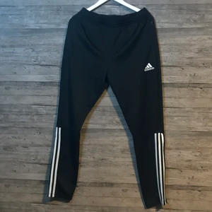Adidas byxor Storlek M - Adidas byxor i Storlek M. Jättefint skick. Använda högst 5 gånger. Finns en dragkedja vid smalbenen och sedan är det lufthål vid midjan. Köparen står för frakten. 
