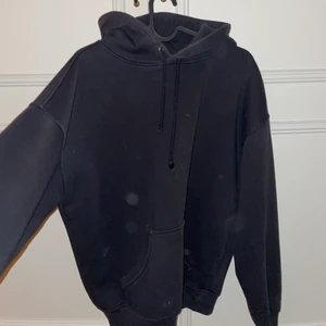 Bikbok hoodie - Hoodie från bikbok i väldigt bra skick. De som ser ut som fläckar är bara nått som va i luften som syns på bilden. Stl xs men passar också S