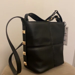 Nitväska från zara - Säljer min oanvända väska med nitar från zara. Köpt för 299, säljer för 199kr (pris kan diskuteras). Köpare står för frakt.