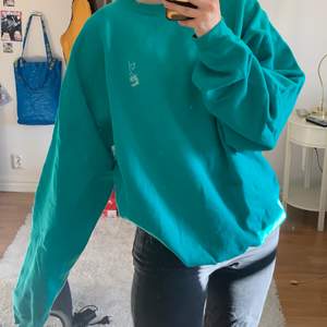 Super mysig tröja i riktigt fin färg. Xl så funkar finfint som en oversized sweatshirt.