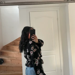 Blus - Svart blommig blus från Tally Weijl. Frakt på 66kr tillkommer 😇