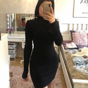 Svart ribbad klänning  - En svart ribbad klänning med guld knappar, köpt från h&m. Storlek 36. Sitter som en smäck och är i skönt material. 