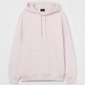 Säljer denna ljusrosa hoodie från herravdelningen på hm, sitter perfekt och är superskön, köpte den för 200kr men säljer för 100 och använt runt 2 gånger. Skriv privat för frågor❤️