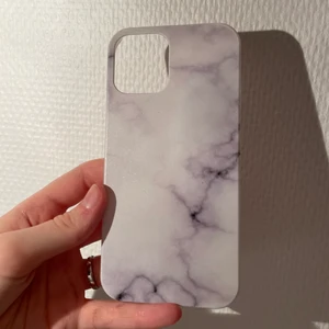 iPhone 12 skal -  Helt nytt skal till iPhone 12, frakten är 14kr med PostNord. Packas säkert i bubbelplast och postbevis samt gåva ingår alltid, pris sänks inte !! 